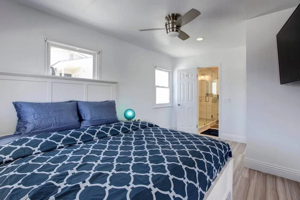 B4 Stunning Contemporary Beach Home With AC and Private Deck