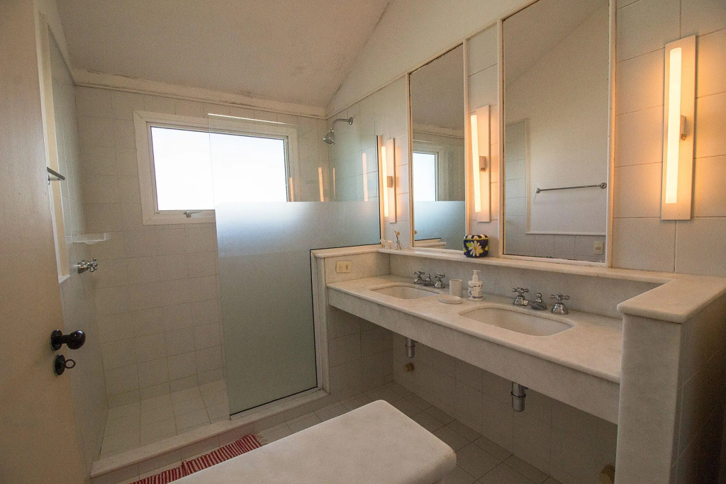 Casa Maravilhosa com Cinco Suítes, Pé na Areia da Praia de Manguinhos Por Luxury Rentals