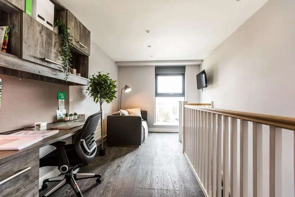 For Students Only - Queens Court Reading