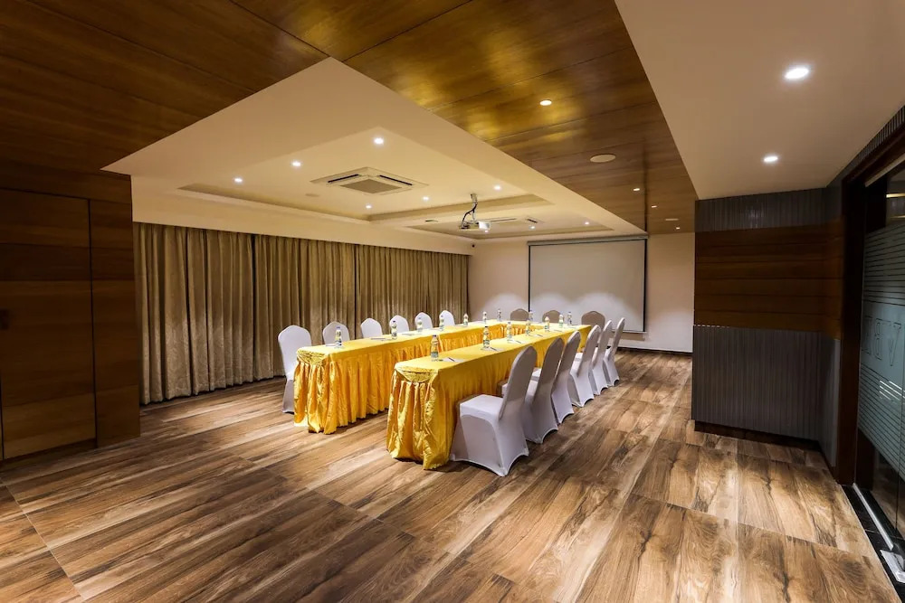 Hotel Vbr Grand Inn
