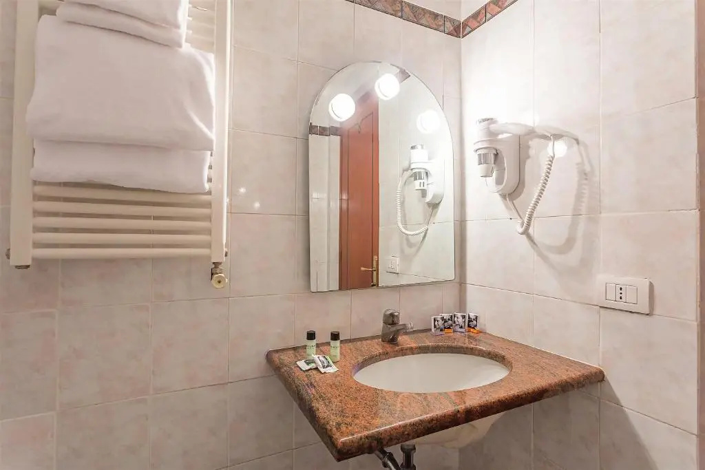 Raeli Hotel Lux