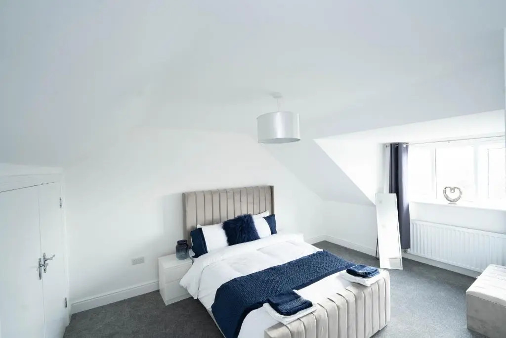 Entire Modern Home with Private Parking for 6/8 Persons