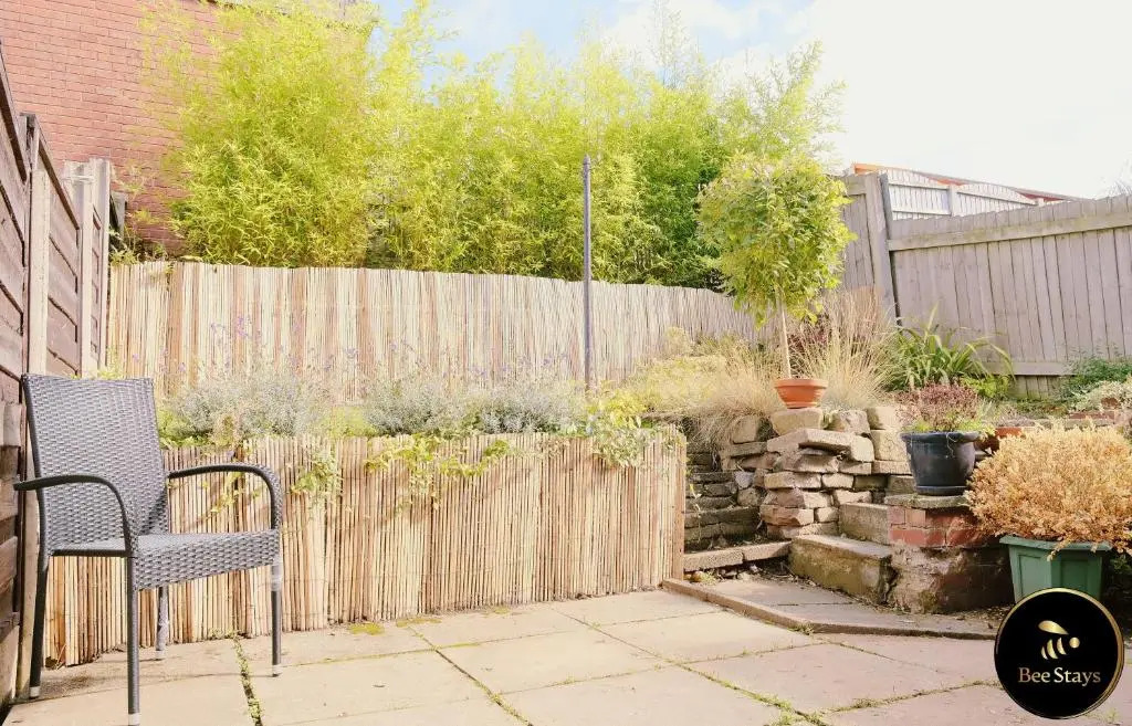 Caldecott House - Close to M60 and M62