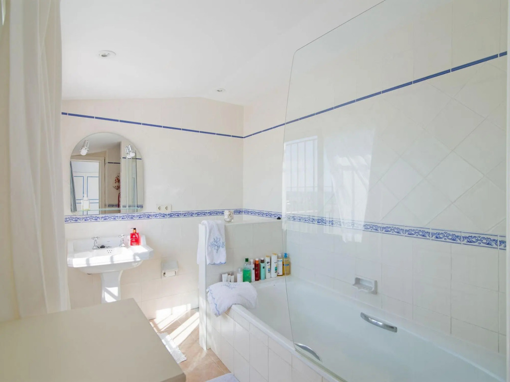Superb beachfront villa with guest house 50m opposite