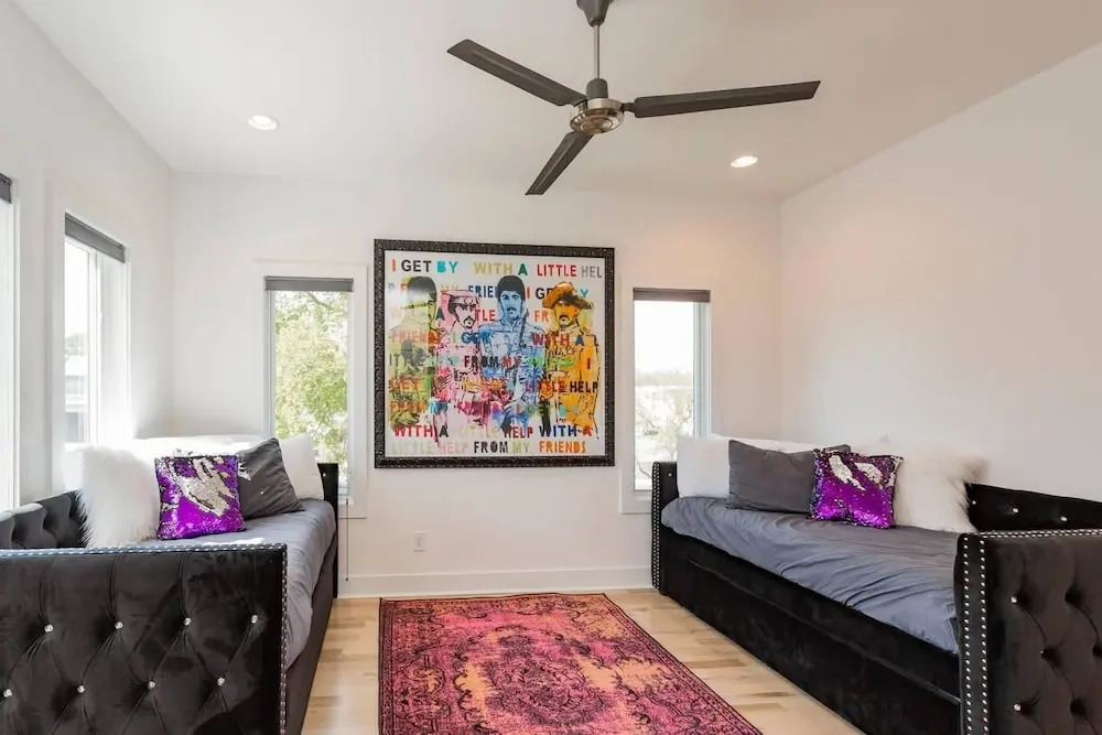 GTS - Germantown Spot - Close to Downtown - Huge Luxury Home With Backyard!