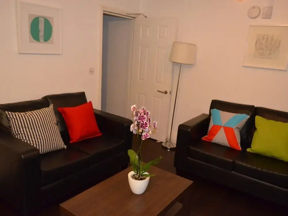 2 Bedrooms En-suite Near Victoria