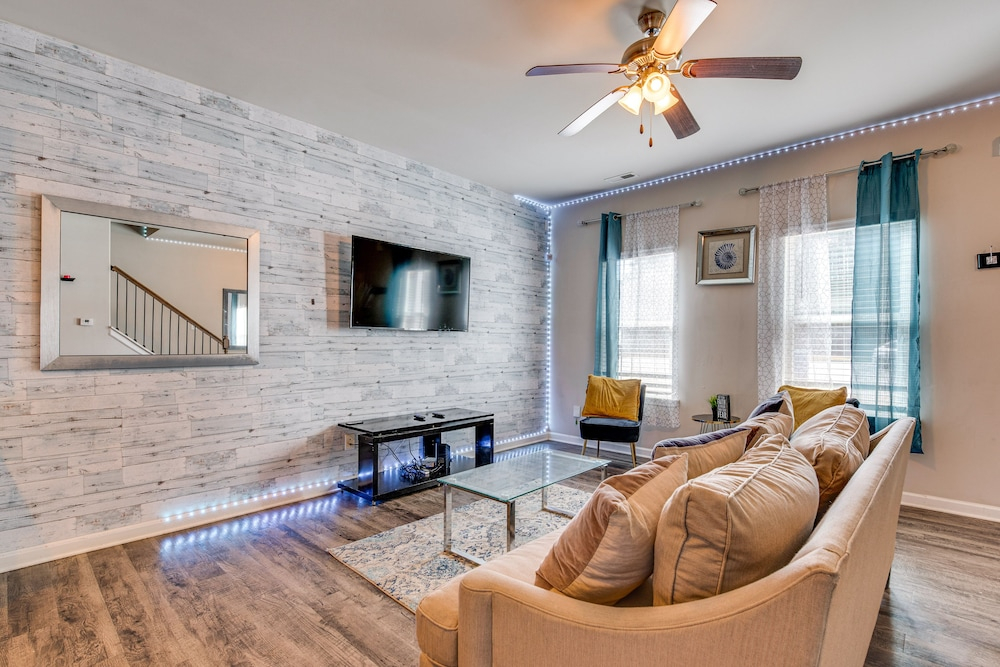 Union City Townhome: 17 Mi to Downtown Atlanta!