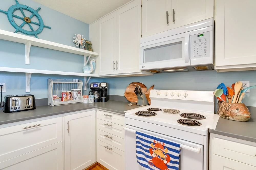 Pet-friendly Condo w/ Seasonal Pool in Galveston!
