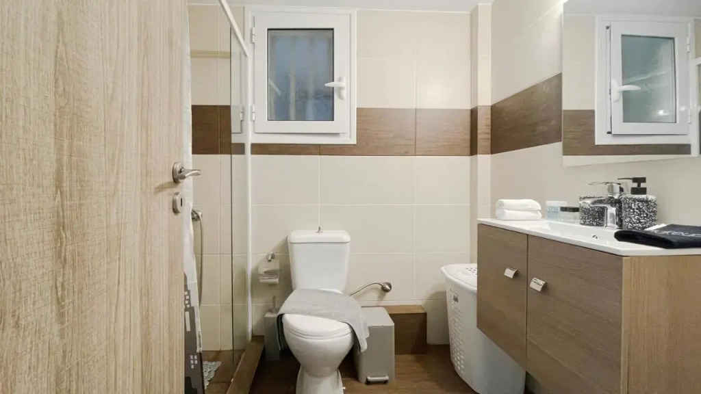 Kodrigktonos Central 77sqm apt in Viktoria