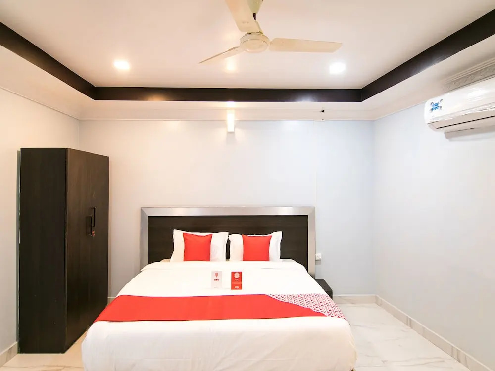 OYO 10811 Sri Sairam Residency