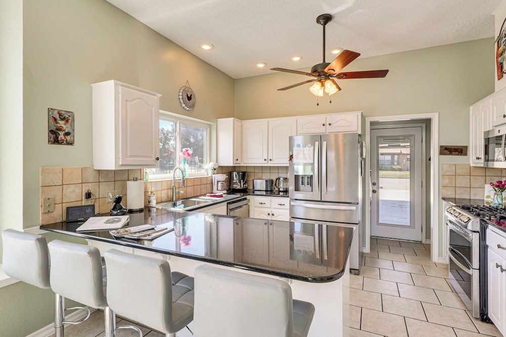 Hot Tub, Pool, & Fire Pit: Gorgeous Hutto Home