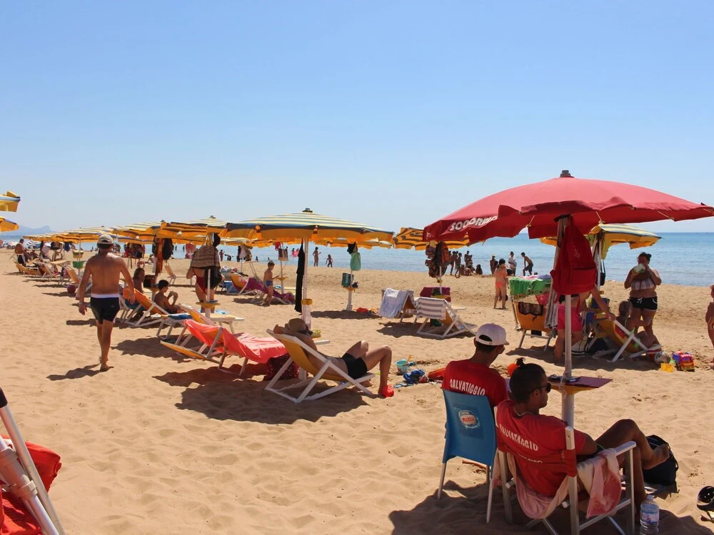Comfortable apartment with AC very close to the sandy beach
