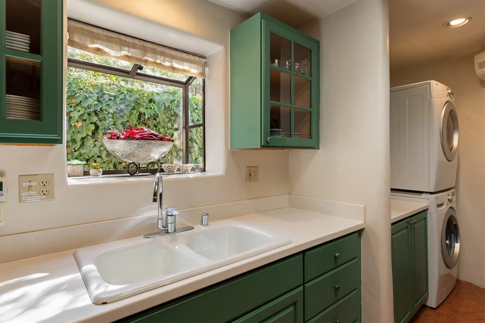 Garcia St. Adobe - Historic District, Close to Canyon Road, Three Master Bedrooms, Great Outdoor Space