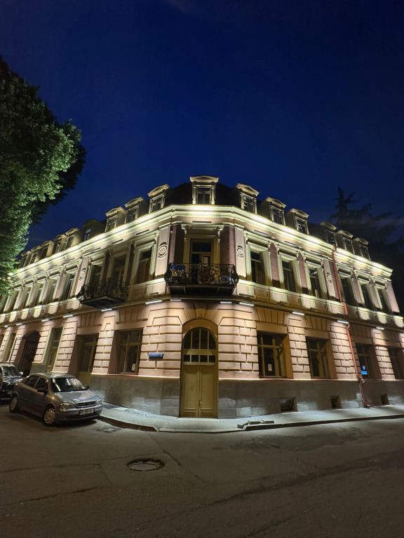 Апартаменты Cozy attic in old Tbilisi yard