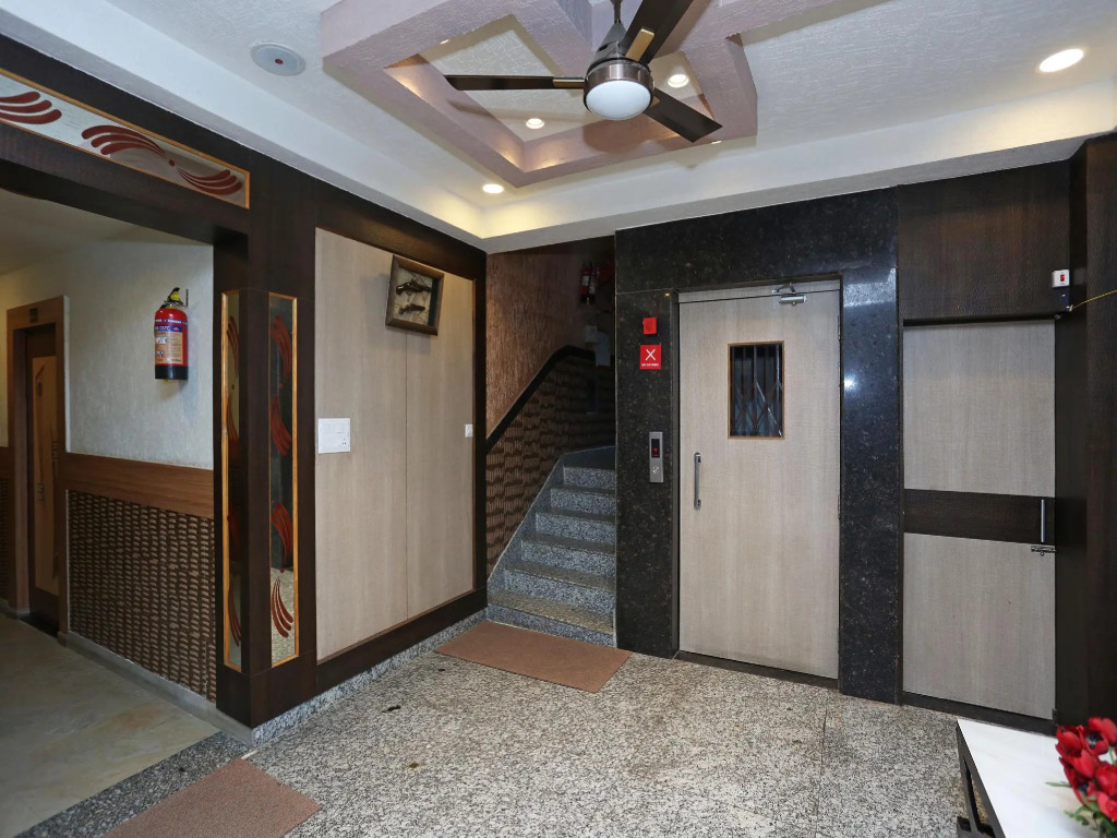 OYO Flagship 12177 Hotel Crystal Inn