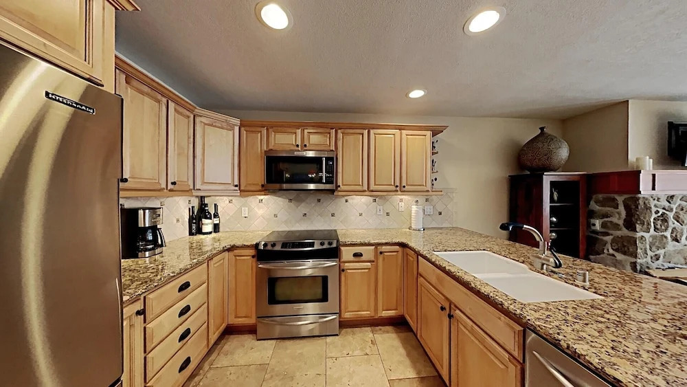 Beautiful One Bedroom Condo! Just Steps to Mammoth Mountain with Fully Equipped Kitchen! by RedAwning
