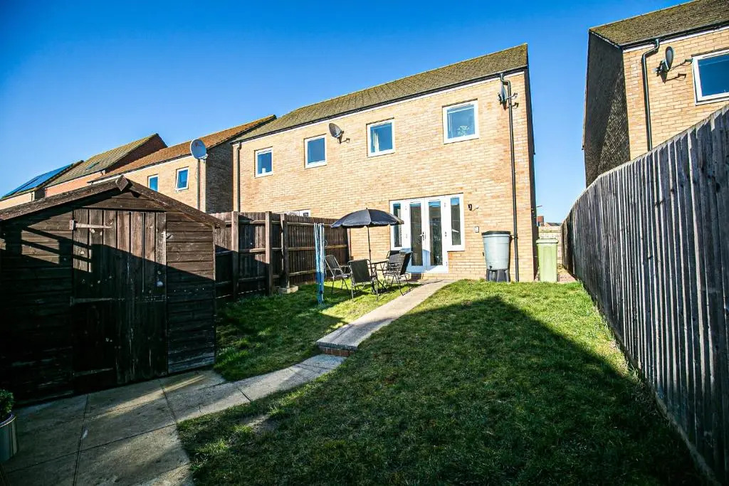 Broughton House • Close to Shops • Free Parking • Garden • Fast WIFi • Smart TV • Yoko Property