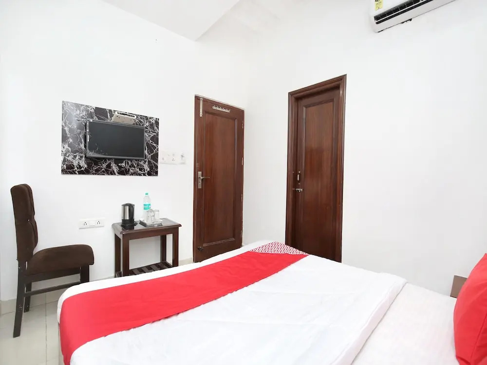 OYO 15652 Hotel 51