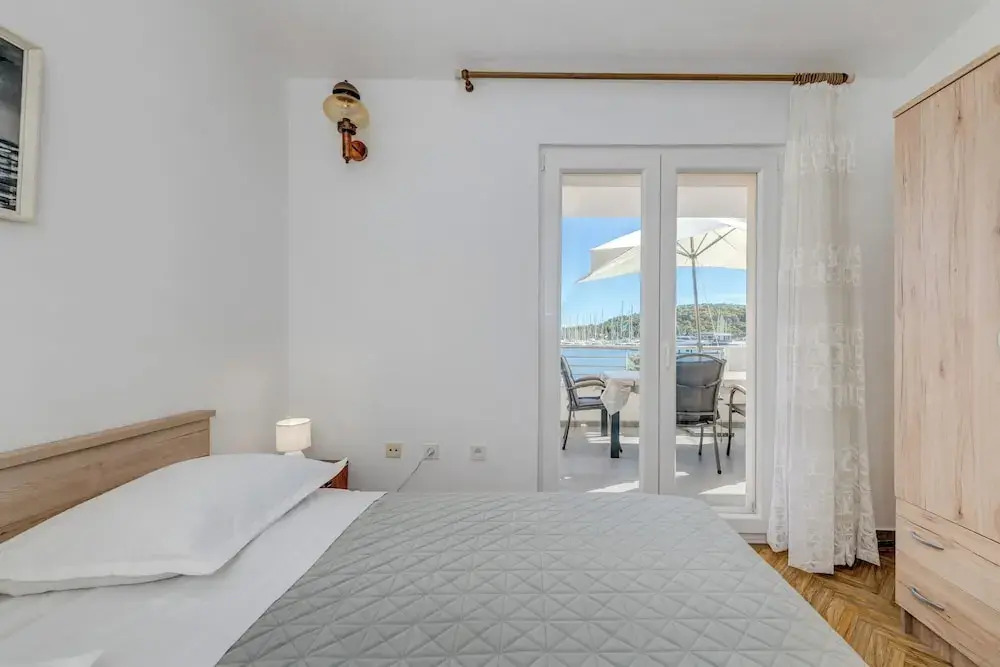 Seafront apt With Terrace, 4 Bedrooms and Mooring