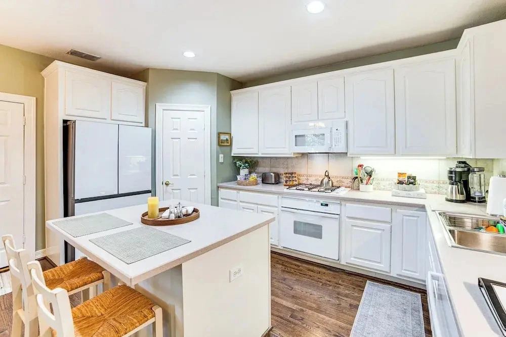 Uptown Dallas Group Getaway Near Art, Eats & More