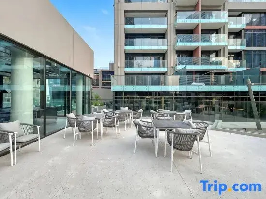 Modern 1BR Apartment with Burj Khalifa View