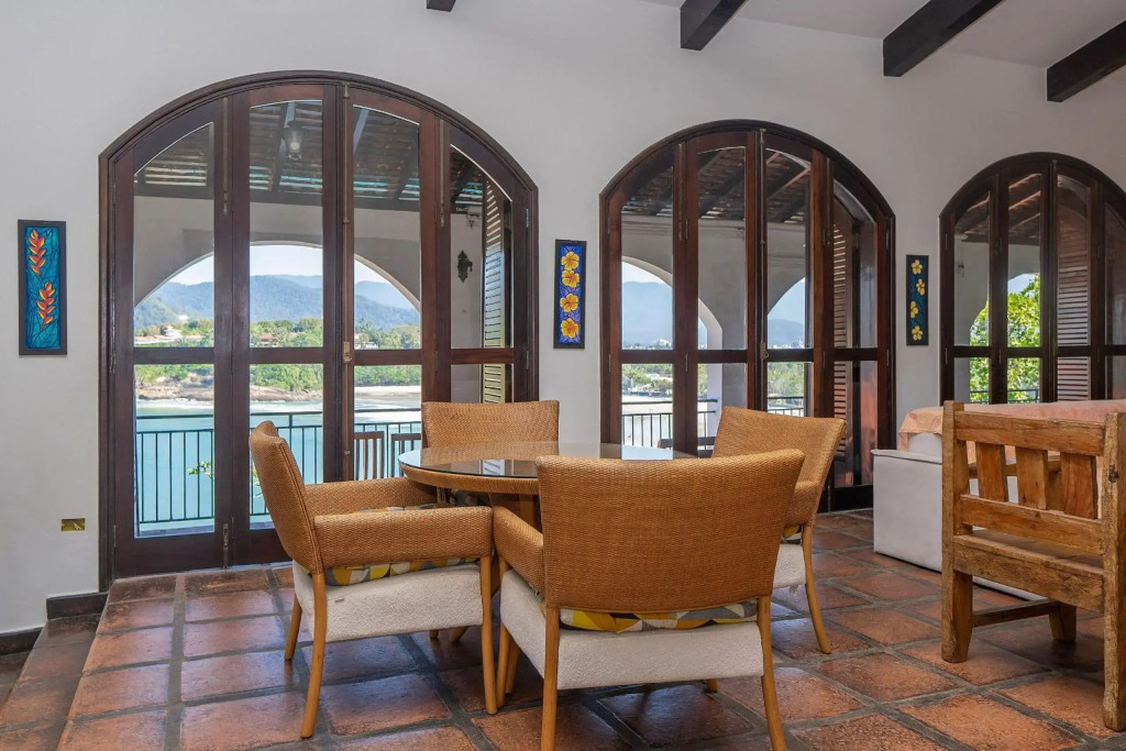 Casa luxuosa com 9 quartos e vista pro mar em Ubatuba, até 25 pessoas