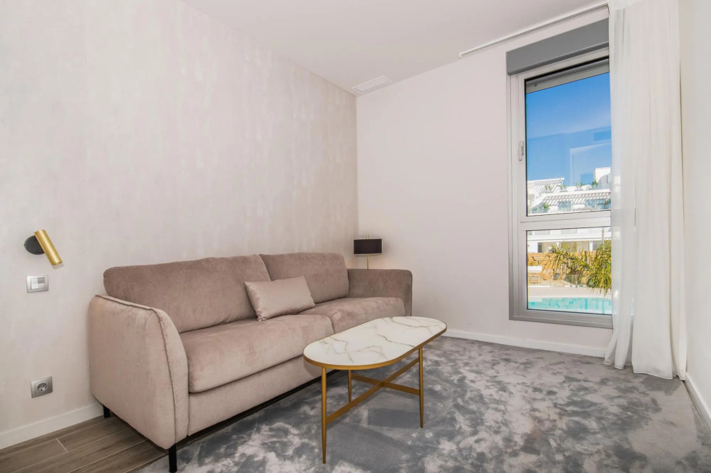 LM352B- Spacious family penthouse with sea view