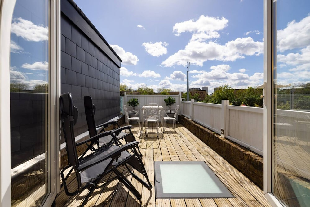The Thames Embrace 3 BR & Garden House