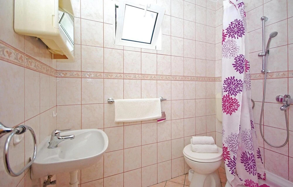 Amazing Home in Makarska With Wifi and 2 Bedrooms