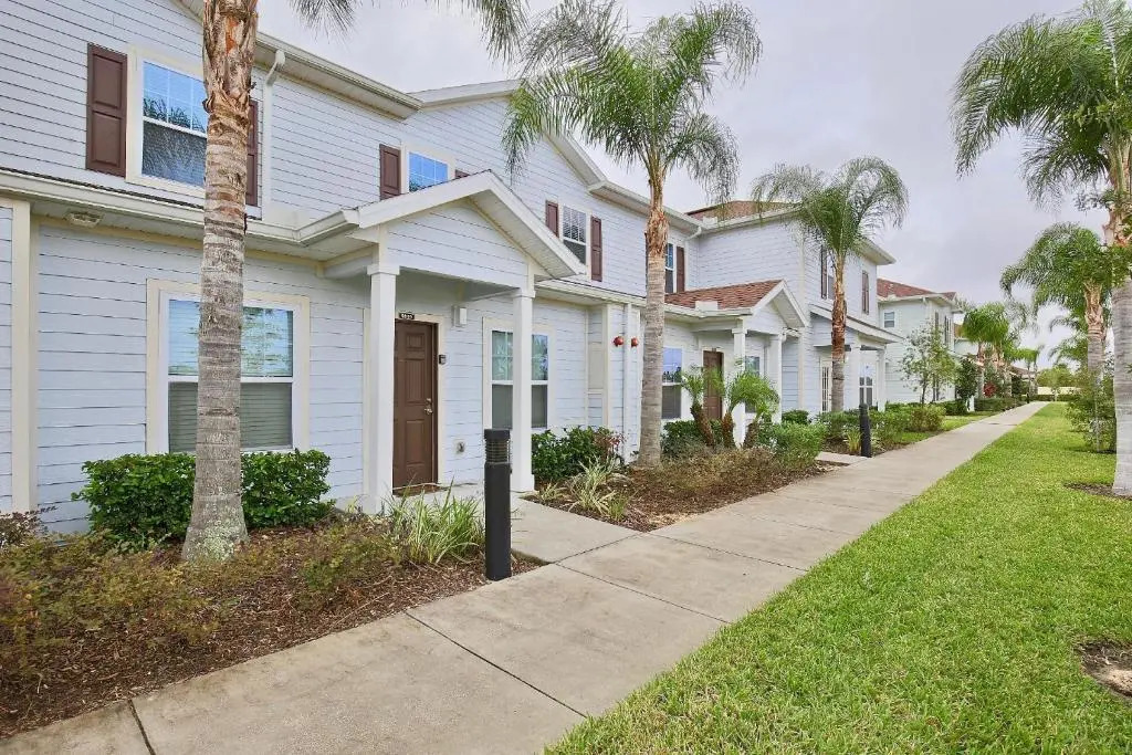 Fantastic Townhouse in Lux community sleeps 8! 10 min to Disney