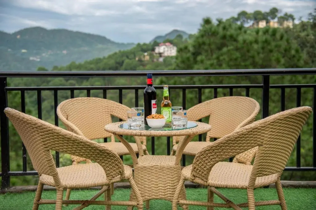 The Mahalaxmi Villa l Jacuzzi I Pet friendly & 3 Bedroom Serviced Villa I Open Air Lawn I Bonfire Available I Kasauli By Exotic Stays