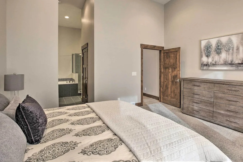 Modern Townhome w/ Mtn Views < 7 Mi to Ski Resorts