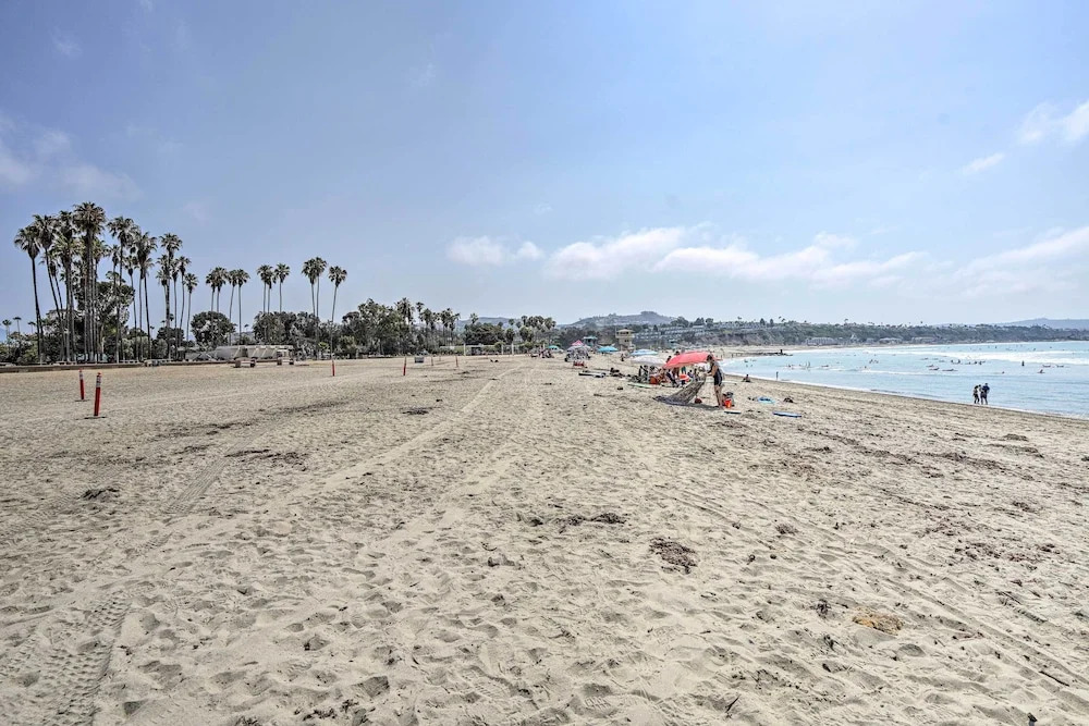 Cozy-chic Condo: Walk to Beach & Park!