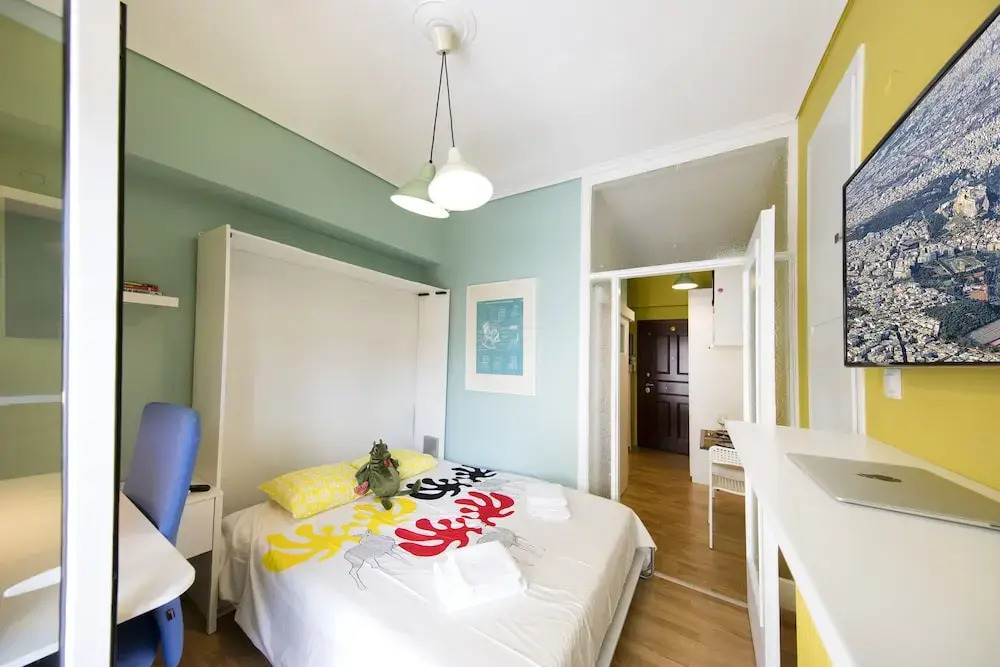 Startupper's Pad in real Athenian n.hood by VillaRentalsgr