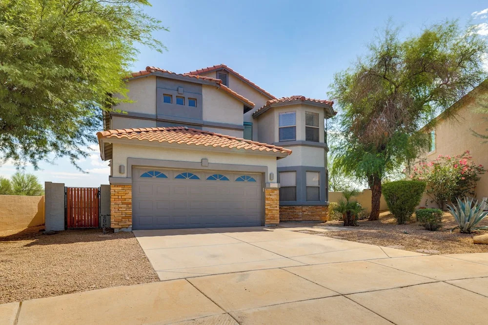 Putting Green, Pool Table! West Valley Family Home