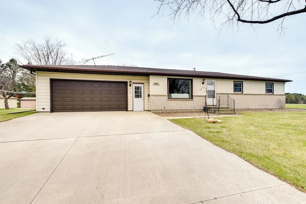 Bright Algoma Home 1 Mi to Lake Michigan!