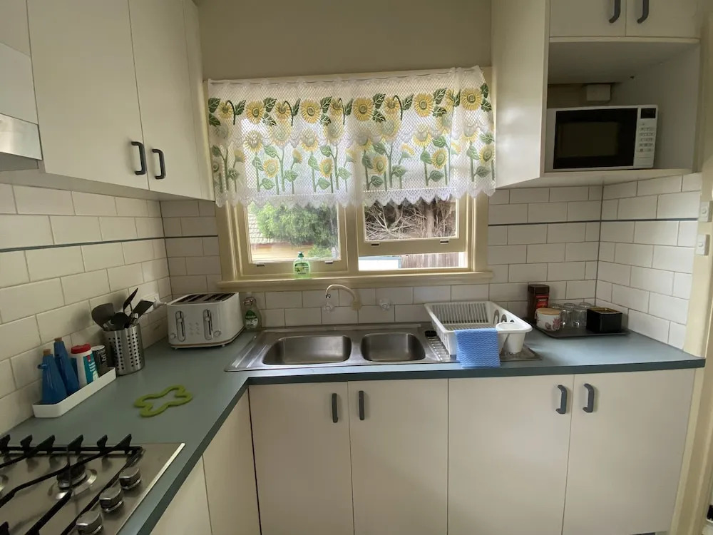 Mitcham train station  2 bedrooms unit