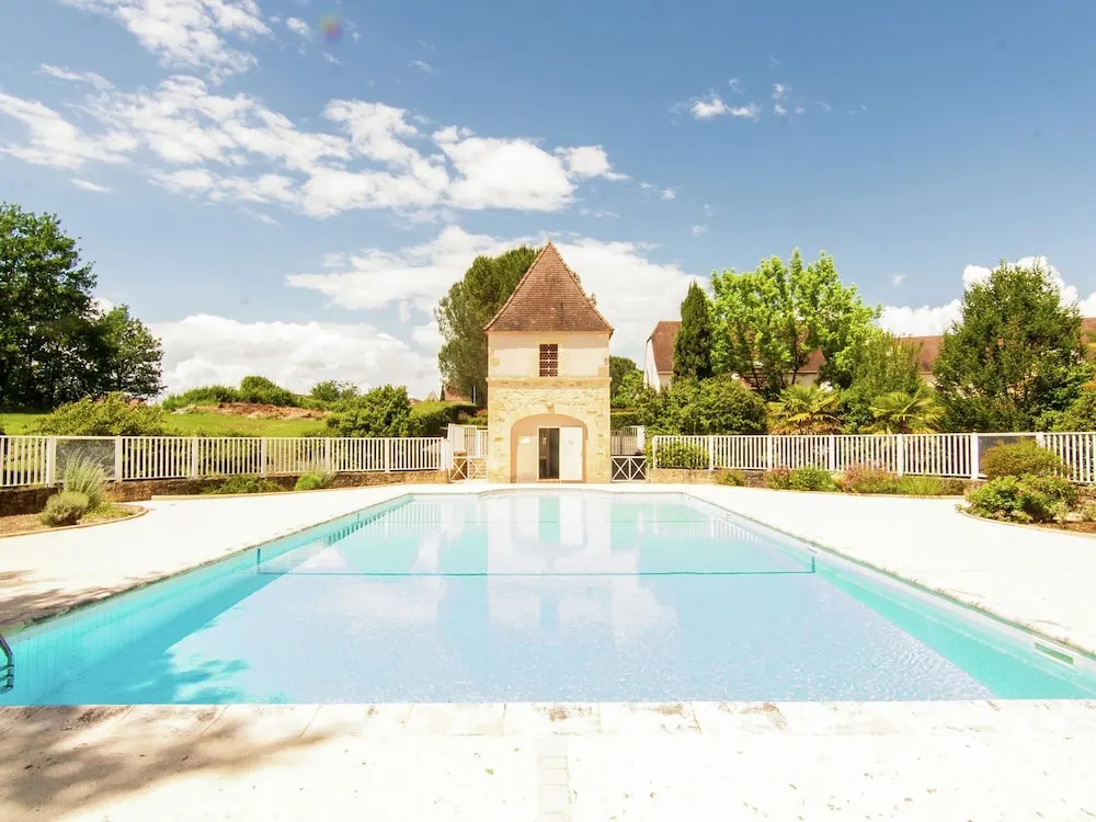 Peaceful Holiday Home in Carsac-aillac With Swimming Pool