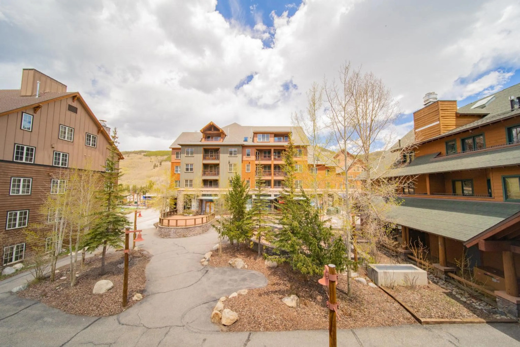 Upgraded 2bdr In Ge/walk To Slopes, Fireplace & Balcony 2 Bedroom Condo by RedAwning