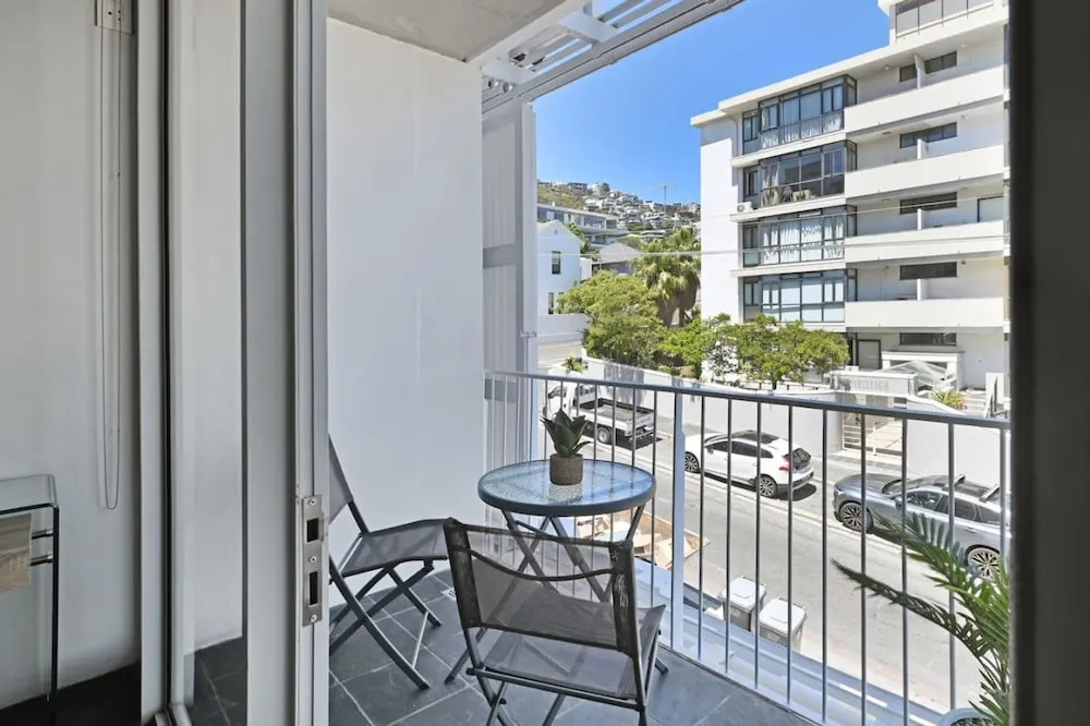 Modern Living Mountain Ocean View 100m to Beach