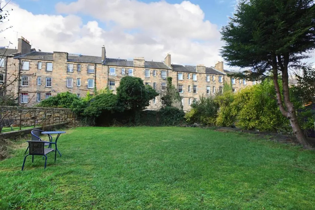Edinburgh City Central Apartment Sleeps 6 Free Parking