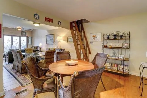 17 Mizzenmast Court