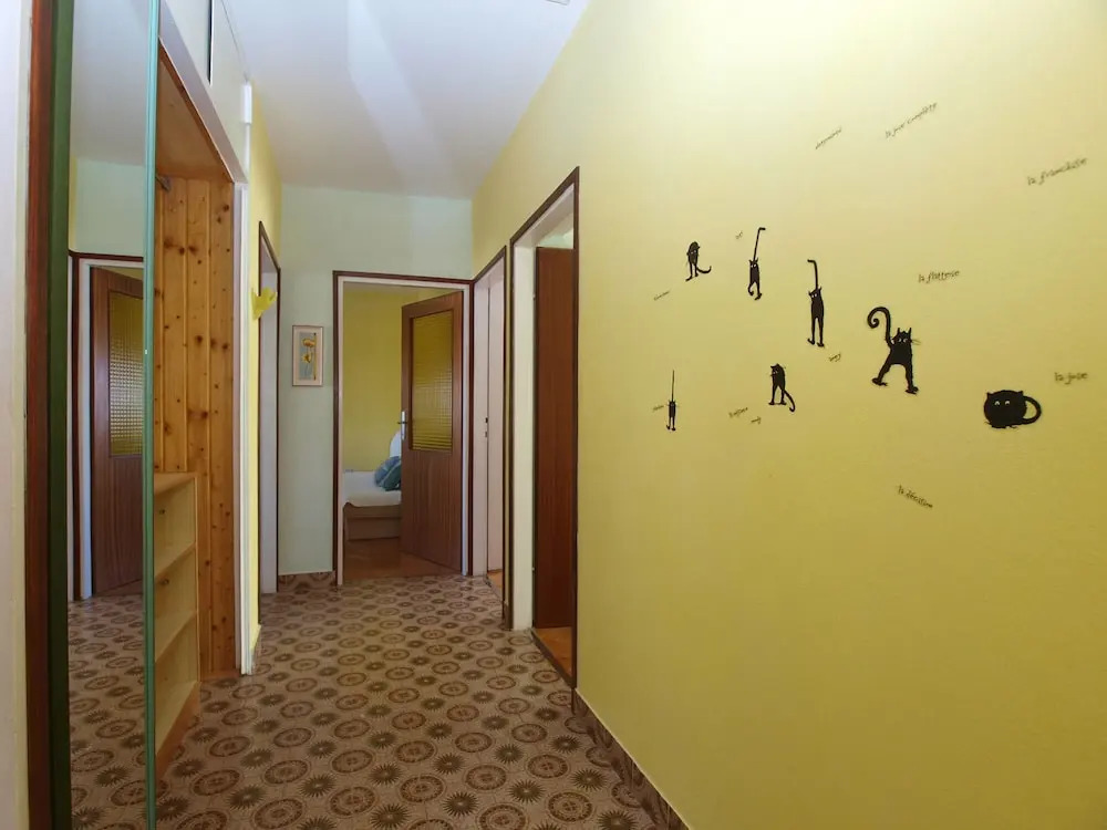 Apartment 686