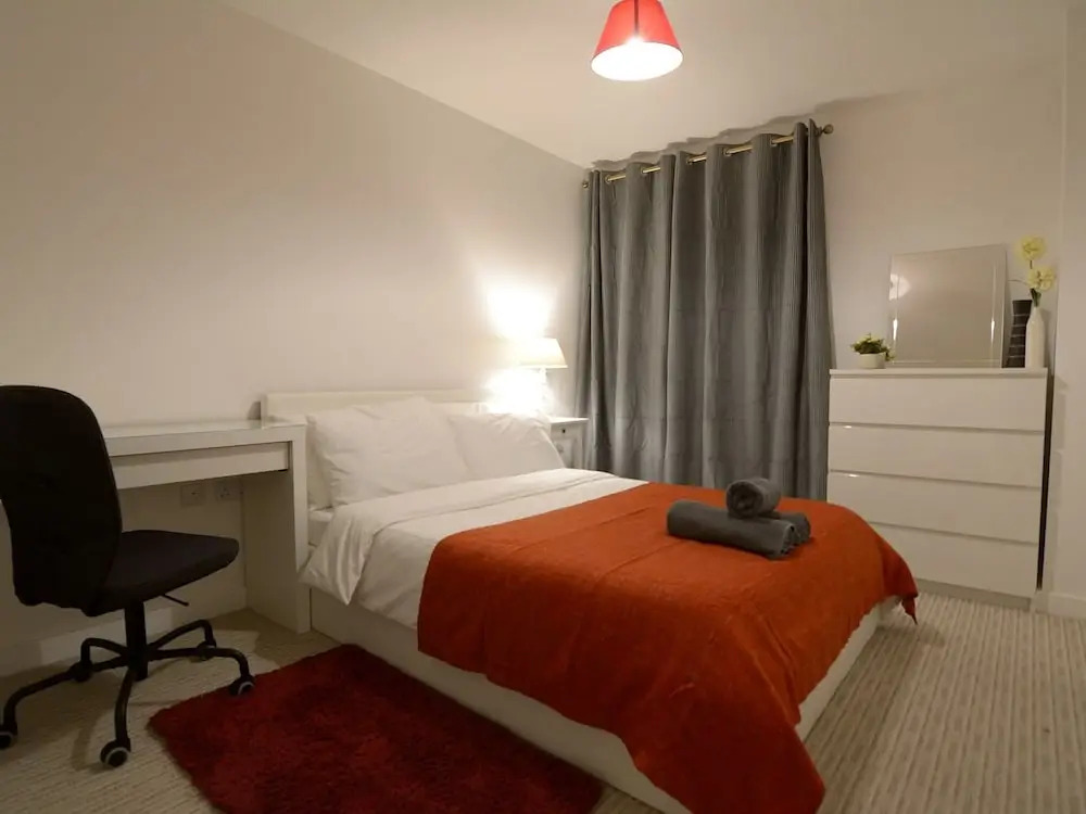 City Centre Hunsaker 3 Bedroom Serviced Apartment + Parking
