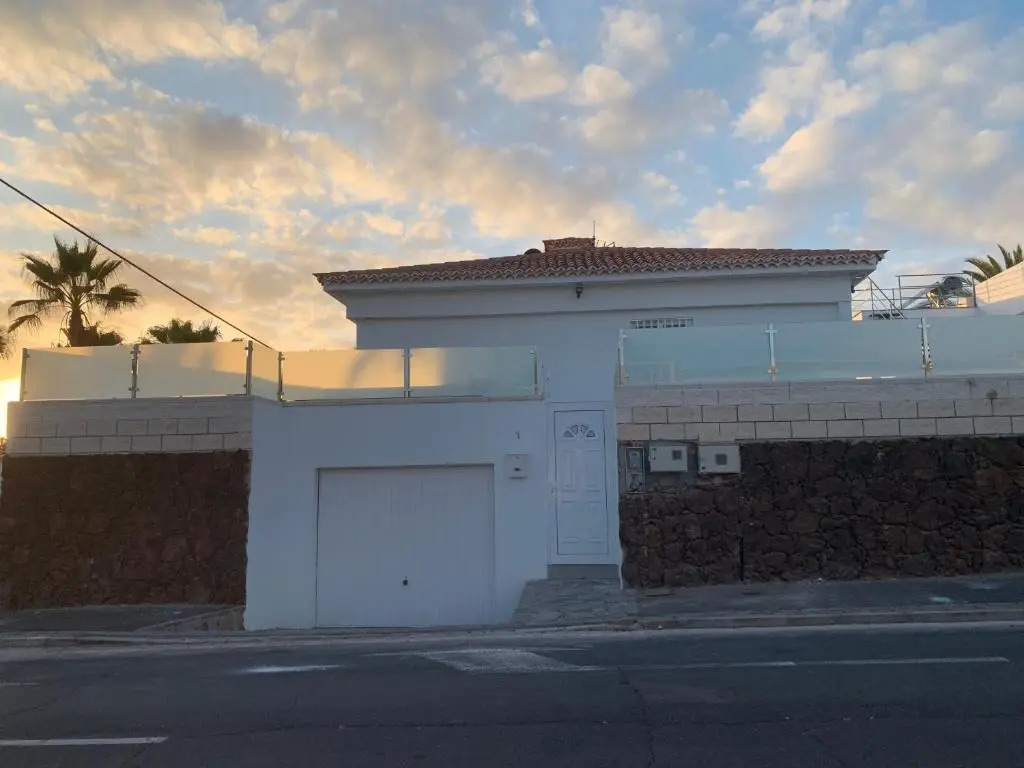 Luxurious VILLA - 300M2 - private HEATED pool - garage - WiFi