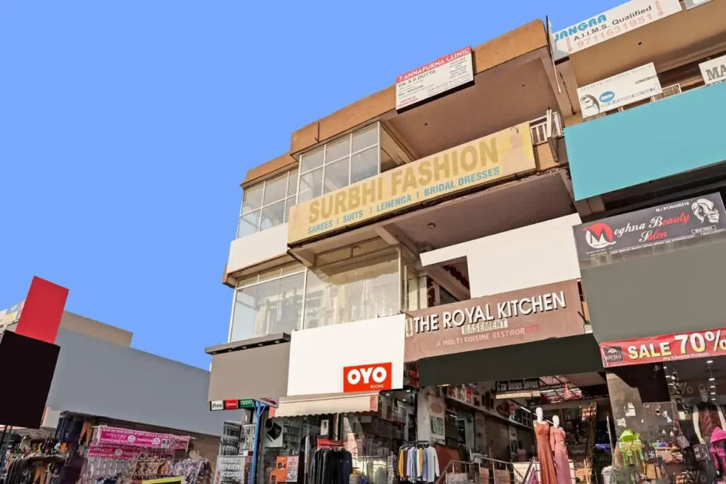 OYO Flagship 70188 S R Hotel