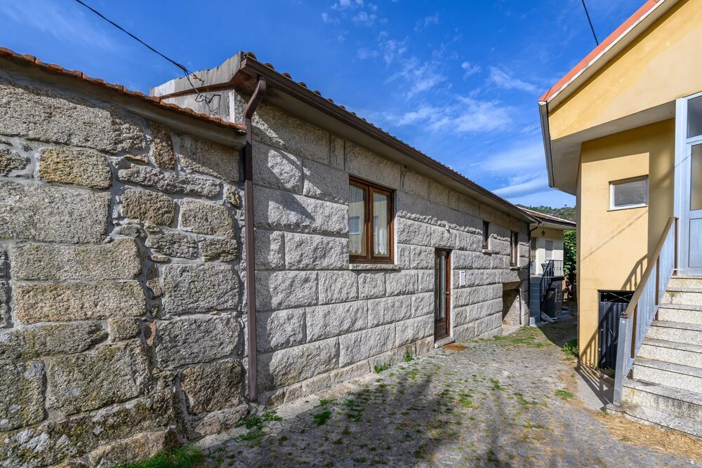T4 House With Outdoor Pool and Wonderful Views