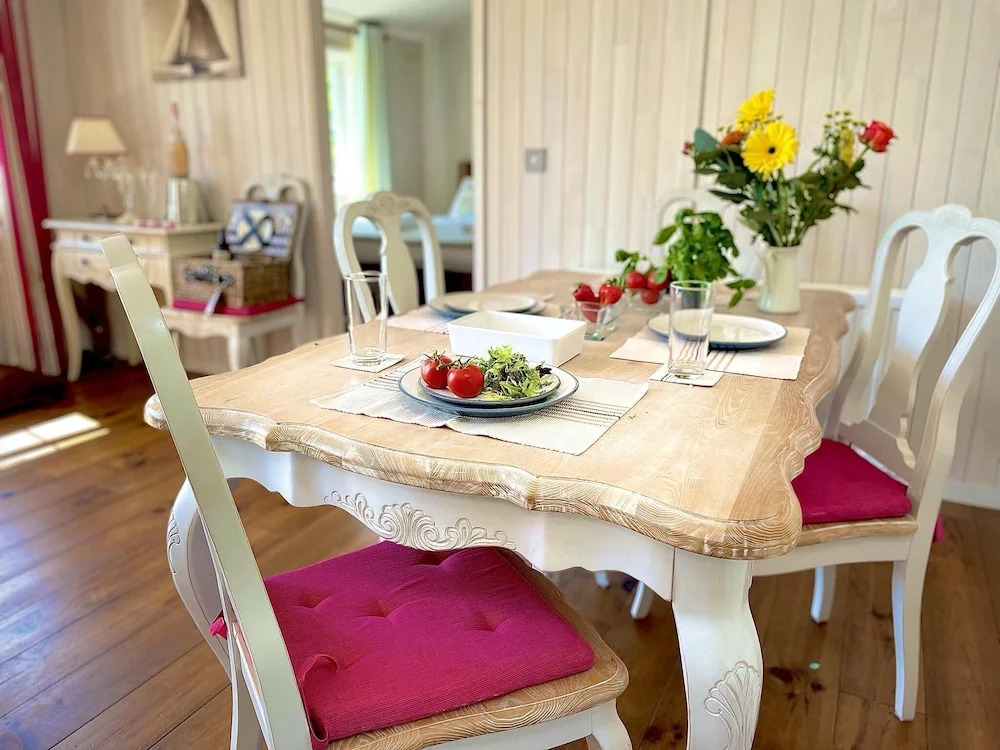 Holiday Lettings Beech Lodge - Stunning 6-bed King