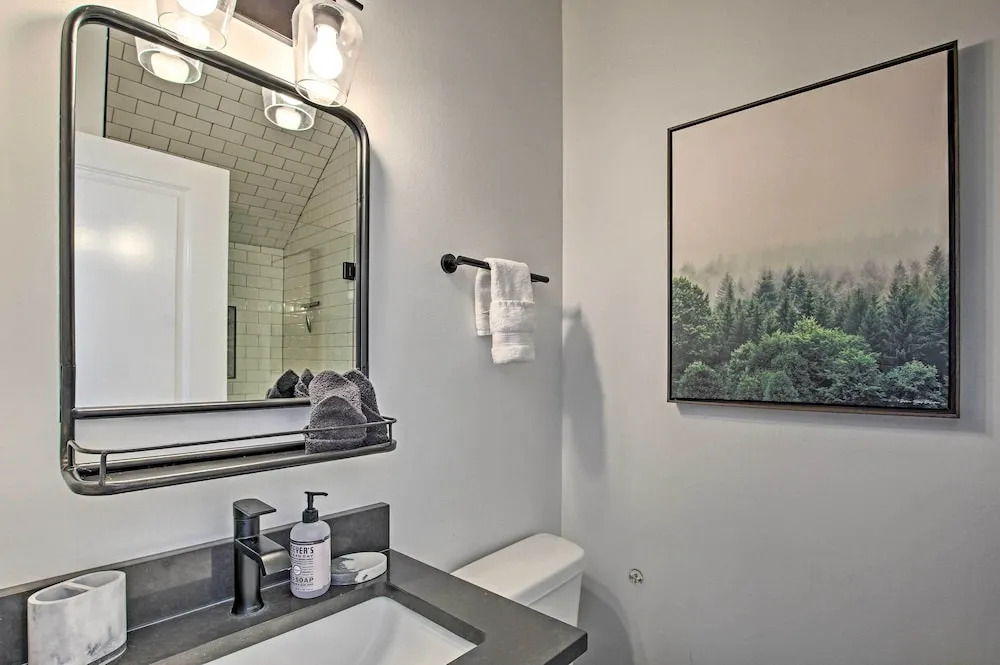 Contemporary Family Condo by Pineview Reservoir!