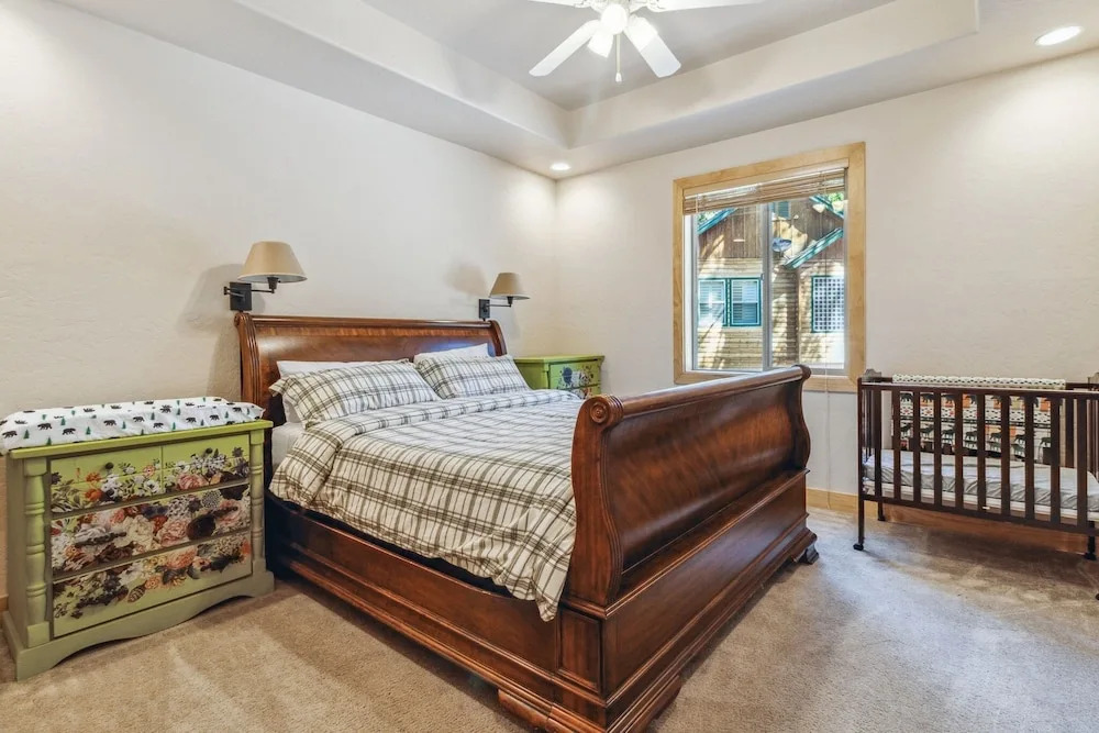 Spacious 4br/3ba. Continuous hot Water Tank! 4 Bedroom Home by Redawning